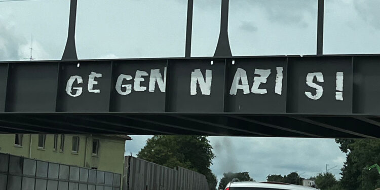 Brücken-Graffiti "Gegen Nazis"