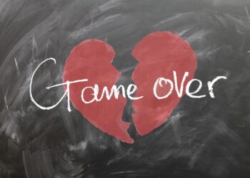 Tafel mit aufgemaltem zerbrochenem Herz und Aufschrift "Game over"