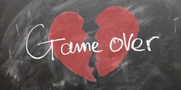 Tafel mit aufgemaltem zerbrochenem Herz und Aufschrift "Game over"