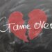 Tafel mit aufgemaltem zerbrochenem Herz und Aufschrift "Game over"