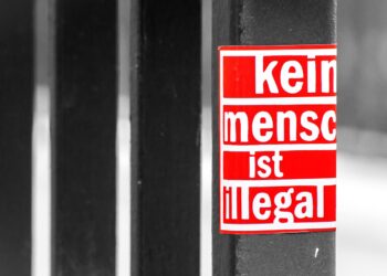 Brückengeländer mit Plakat/Aufkleber "Kein Mensch ist illegal"