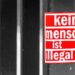 Brückengeländer mit Plakat/Aufkleber "Kein Mensch ist illegal"