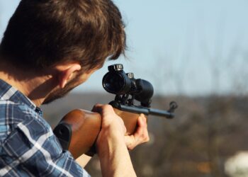 Mann mit Gewehr bzw. Jagdwaffe