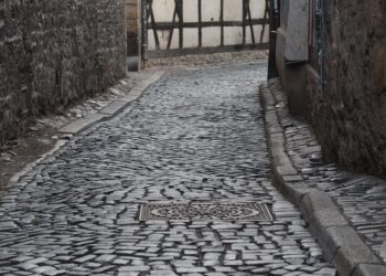 Gasse mit Kopfsteinpflaster in Thüringen