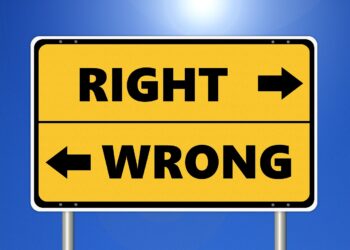 Straßenschild "Right" und "Wrong" mit Richtungspfeilen