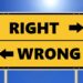 Straßenschild "Right" und "Wrong" mit Richtungspfeilen