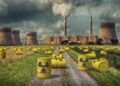 Atommüll in Fässern auf einem Feld vor Atomkraftwerk