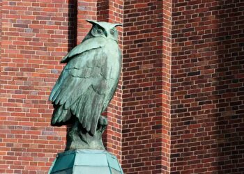 Ullsteinhaus, Blick vom Teltowkanal, Ullstein-Eule auf dem ehemaligen Arbeitereingang