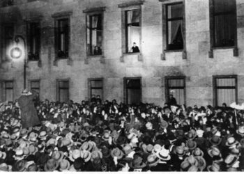 Fackelzug der Nazis vor der Reichskanzlei am Abend des 30. Januar 1933