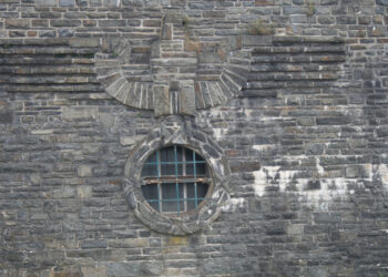 Mauer in der NS-Ordensburg Vogelsang mit NS-Adler im Mauerwerk