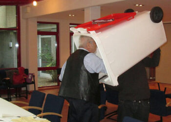 Symbolbild, Wahlvorsteher kontrolliert große Wahlurne, die wie ein Mülleimer aussieht. Aufgenommen in Hamburg bei der Bundestagswahl 2013