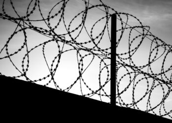 Mauer mit Stacheldraht-Hürde