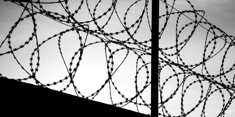 Mauer mit Stacheldraht-Hürde