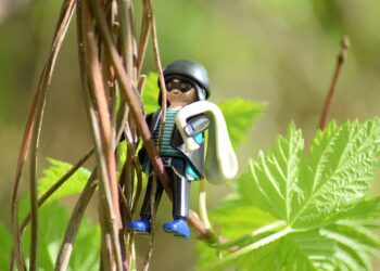 Maskierte Spielfigur mit Sack. Symbolbild für "Gangster"