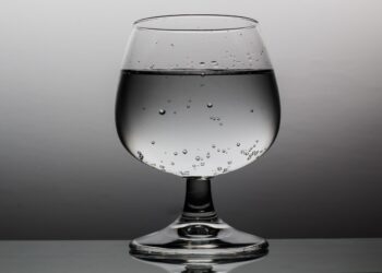 Weinglas mit Leitungswasser