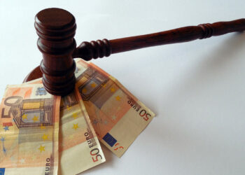 Euroscheine unter einem Hammer