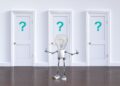 Glühbirnen-Mensch vor Türen mit Fragezeichen