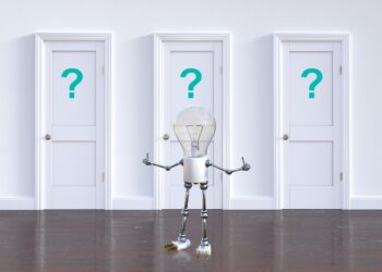 Glühbirnen-Mensch vor Türen mit Fragezeichen