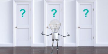 Glühbirnen-Mensch vor Türen mit Fragezeichen