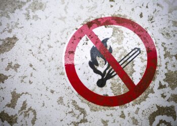 Zeichen "feuergefährlich" auf einer Mauer