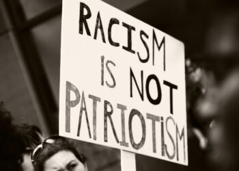 Protestschild "Racism is not Patriotism"