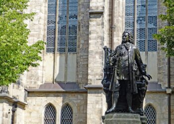 Statue Johann Sebastian Bach vor der Thomaskirche in Leipzig