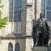Statue Johann Sebastian Bach vor der Thomaskirche in Leipzig