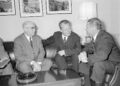 US-Verteidigungsminister Robert McNamara (rechts) im Gespräch mit dem SPD-Fraktionsvorsitzenden Fritz Erler (links) und Westberlins Regierendem Bürgermeister Willy Brandt (SPD) am 13. April 1965 in Arlington, Virginia, USA