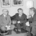 US-Verteidigungsminister Robert McNamara (rechts) im Gespräch mit dem SPD-Fraktionsvorsitzenden Fritz Erler (links) und Westberlins Regierendem Bürgermeister Willy Brandt (SPD) am 13. April 1965 in Arlington, Virginia, USA