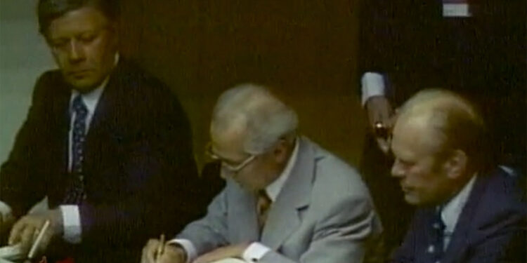 Unterzeichnung der Schlussakte der KSZE Verträge in Helsinki 1975, Helmut Schmidt, Erich Honecker, Gerald Ford