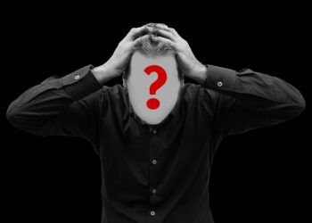 Person schlägt die Hände über dem Kopf zusammen, das Gesicht der Person ist mit einem Fragezeichen übermalt