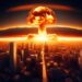 Atompilz über einer Großstadt nach der Explosion einer Atombombe