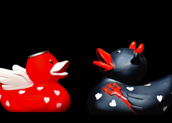 Zwei Badeentchen, eine rote Ente als Engel, eine schwarze als Teufel