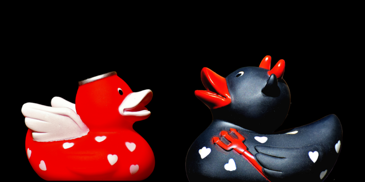 Zwei Badeentchen, eine rote Ente als Engel, eine schwarze als Teufel