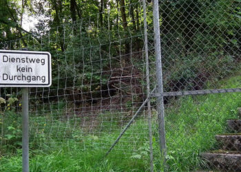 Schild "Dienstweg - Kein Durchgang" an der Autobahn A61