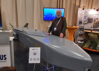 Autor Phil Sonntag mit Taurus-Marschflugkörper