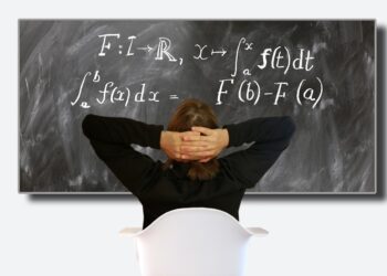 Tafelbild "Differentialrechnung" mit sitzenden Betrachter in Rückenansicht, der die Hände hinter dem Kopf verschränkt