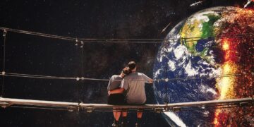 Fantasiebild: Zwei Beobachter sitzen auf einer Hängebrücke im Weltall und schauen auf die brennende Erde nach Raketenexplosionen