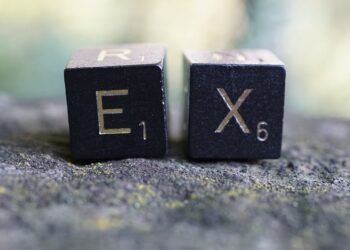 Zwei Scrabble Würfel mit "E" und "X" für "EX", Symbol für Scheidung oder Spaltung