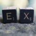 Zwei Scrabble Würfel mit "E" und "X" für "EX", Symbol für Scheidung oder Spaltung