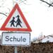 Straßenschild "Achtung Schule"