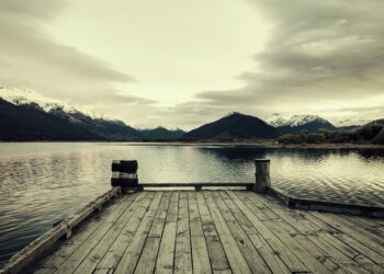 Steg im See und Horizont mit weitem Himmel
