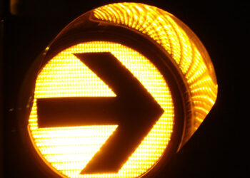 Gelbe Ampel mit Rechtsabbiegepfeil