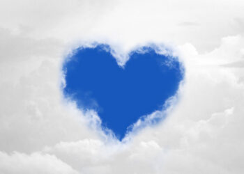 Wolken bilden Lücke in Herzform mit Blick auf den blauen Himmel