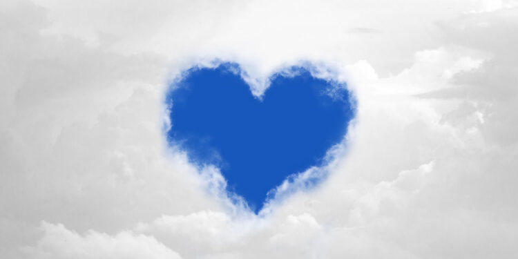 Wolken bilden Lücke in Herzform mit Blick auf den blauen Himmel