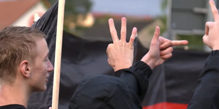 Nazigruß von Anhängern oder Mitgliedern der Jungen Alternative