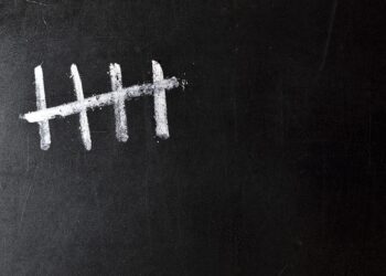 Zahl "5"% als Striche auf einer Tafel