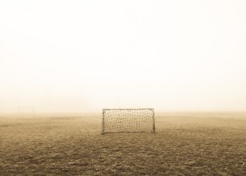 verdorrter Fußballplatz mit kleinem Trainingstor am Ende des Feldes