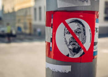 Durchstrichenes Gesicht von FPÖs Herbert Kickl auf einem Aufkleber der SJ Österreich