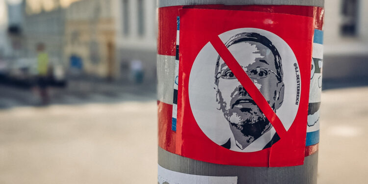 Durchstrichenes Gesicht von FPÖs Herbert Kickl auf einem Aufkleber der SJ Österreich